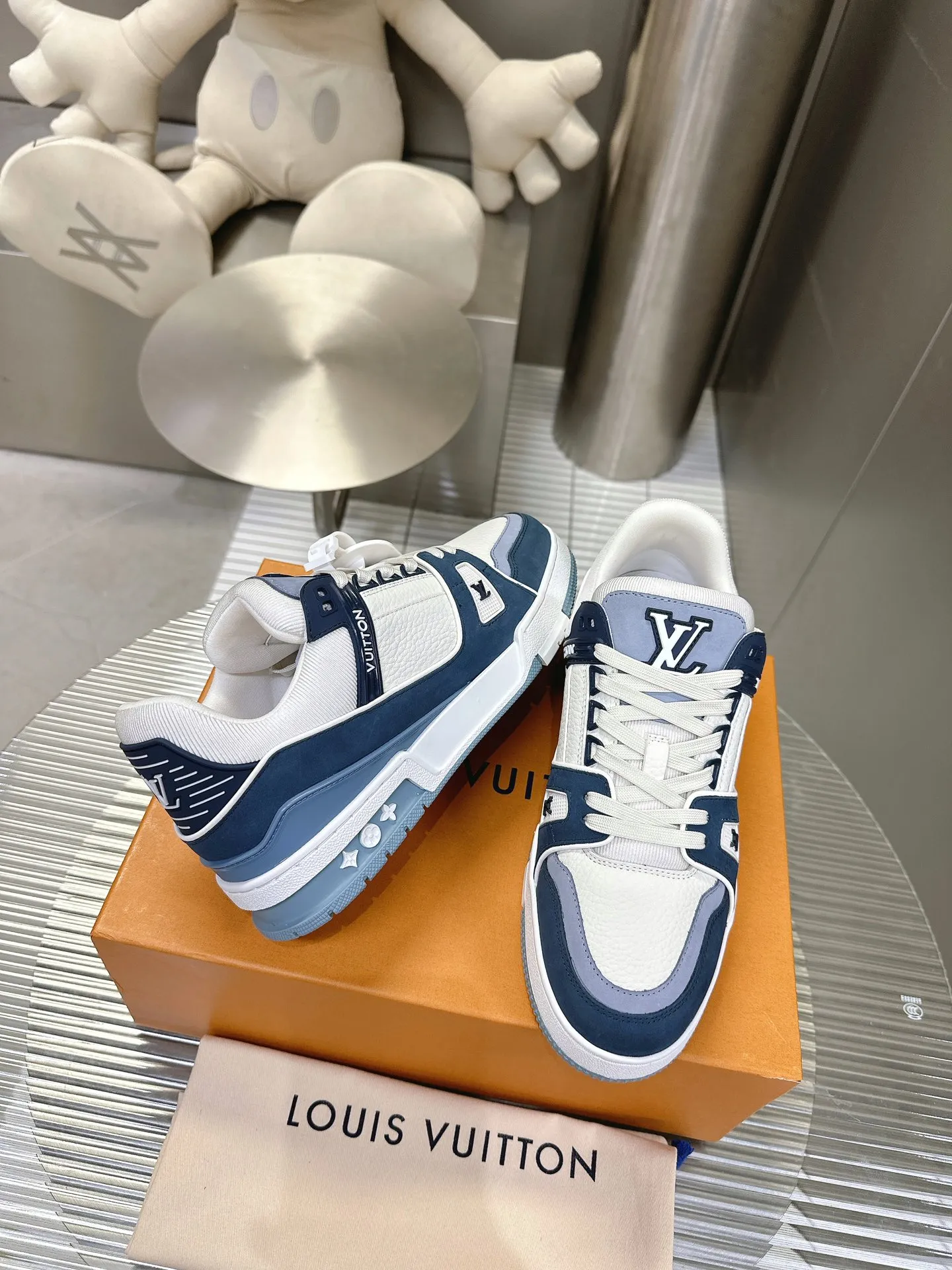 👟👟Ex-factory price 840👟👟The highest version on the Internet⚠️Feel free to compare! 2021🔥New model, purchase quality LV~Louis Vuitton by Virgin Abloh’s best-looking sneakers, Donkey Brand strongly recommends new products, official website limited edition retro basketball sneakers! Both high and low tops cost money to purchase 1:1 accurate replicas of the originals. The details are invincible, full of sincerity, imported custom-made original cowhide, the original package method is the same, the details are 100% restored, and the private model customized the original one-piece T👟👟factory price U outsole, which is different from other brands. Without the original version, this effect cannot be achieved! 35-45 (46 is custom-made and non-refundable) Some colors are available in women’s styles